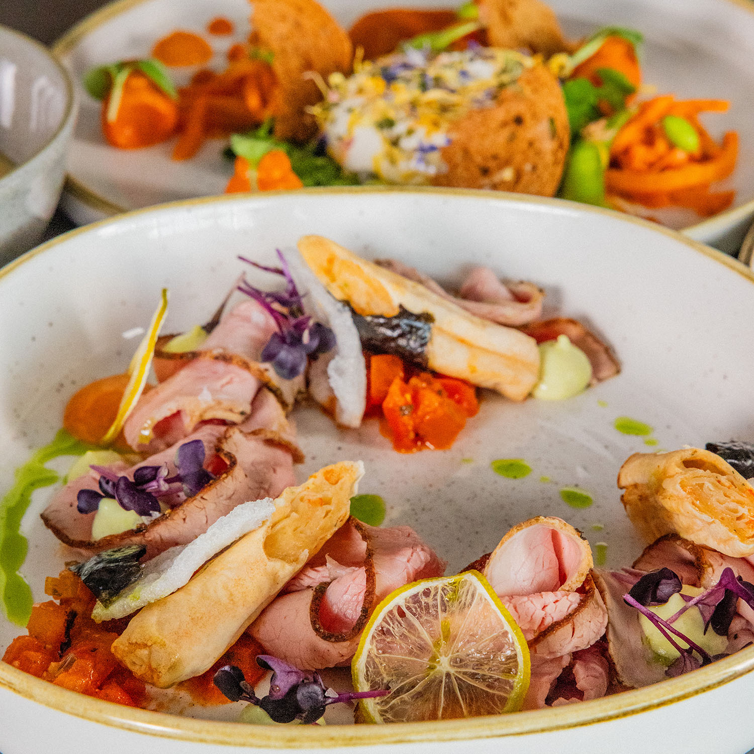 Vorspeisenteller mit Aufschnitt, Meeresfrüchten und Garnitur auf weißem Porzellan