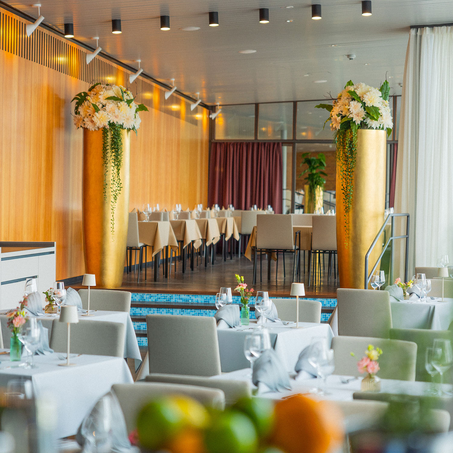 Restaurantbereich mit gedeckten Tischen, Stühlen